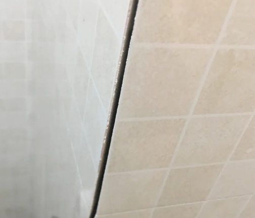 金秀瓷砖空鼓维修公司分享阳台瓷砖脱落的修复过程可以分为以下几个步骤