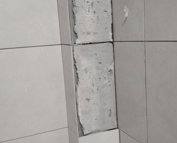 金秀瓷砖空鼓维修公司分享下瓷砖施工前基层浇水润湿程度不足，可能导致以下问题