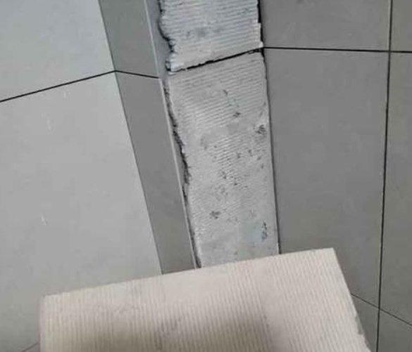 金秀瓷砖空鼓维修公司分享下厨房瓷砖脱落的补救措施。